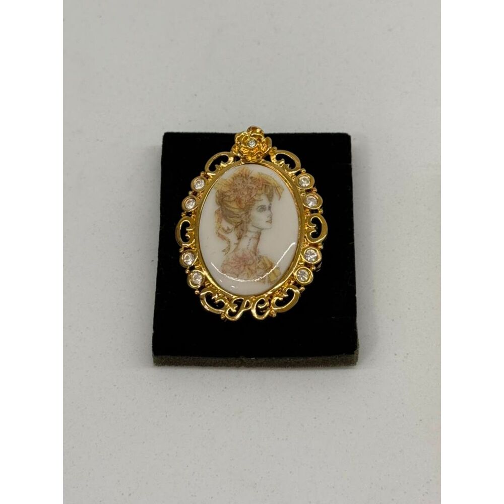 Vintage Avon President’s Club Cameo Brooch